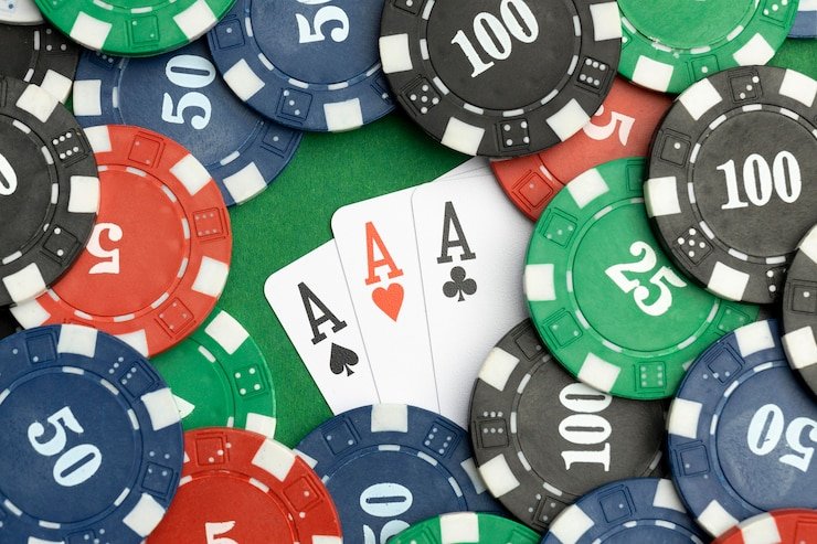 Antarmuka aplikasi mobile 77 lucks menampilkan pasar sepak bola Liga 1 dan opsi pembayaran DANA, OVO, GoPay